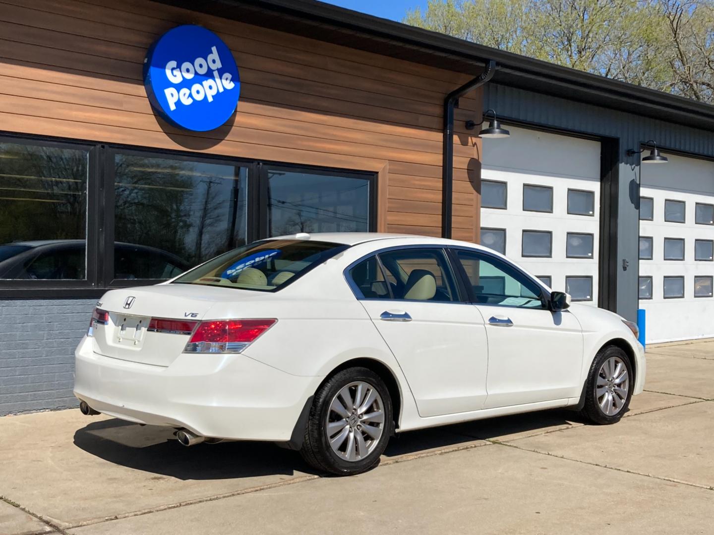 2011 Taffeta White Honda Accord EX-L V-6 Sedan AT (5KBCP3F8XBB) with an 3.5L V6 SOHC 24V engine, 5-Speed Automatic transmission, located at 1800 South Ihm Blvd, Freeport, IL, 61032, (815) 232-5543, 42.278645, -89.607994 - Photo#1